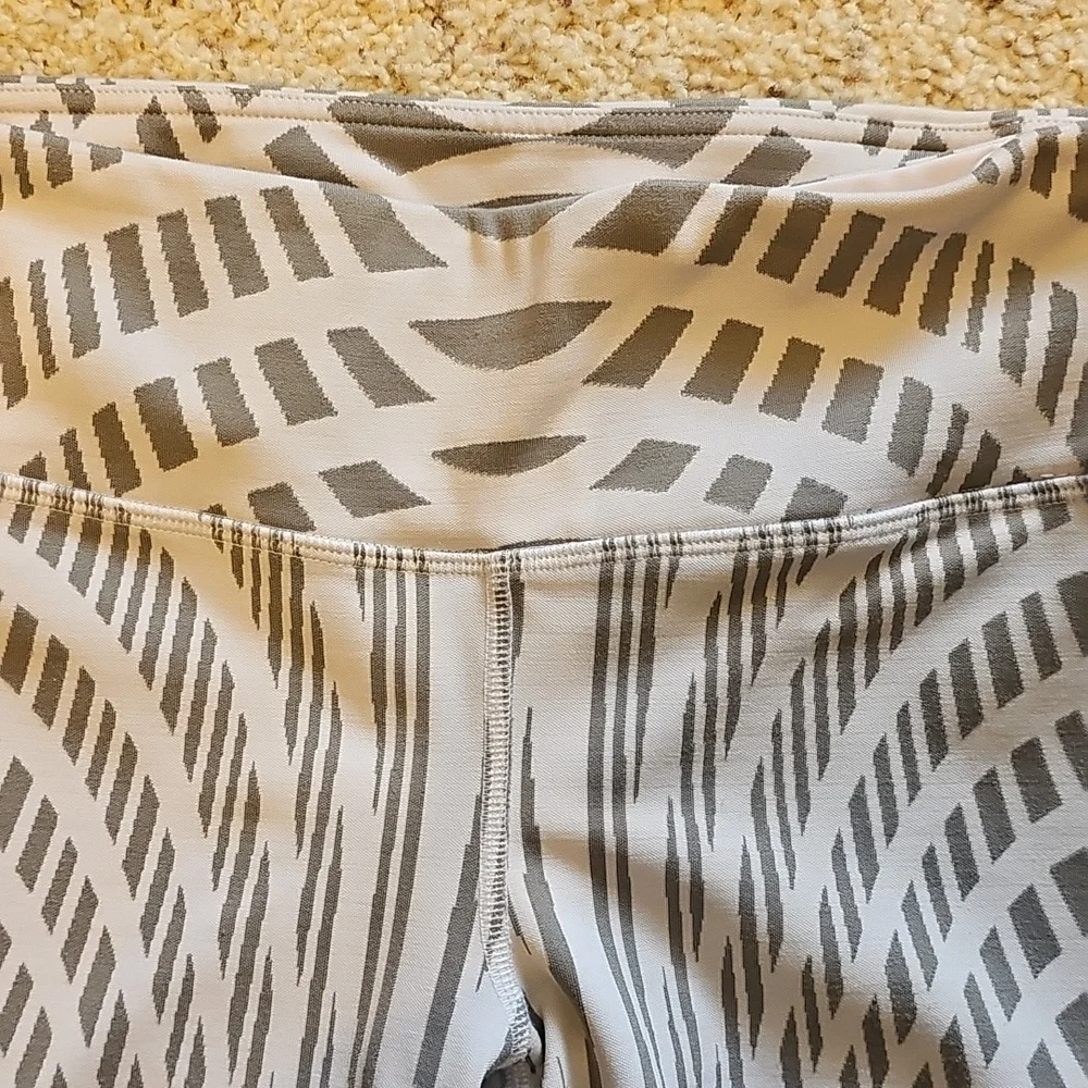 Alo Stylish Gray Patterned Crop Leggings